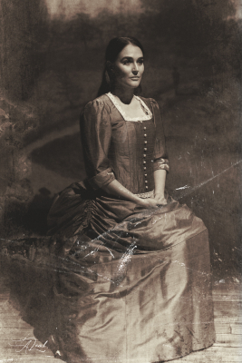 anna_seated_dag_left_auto_sm